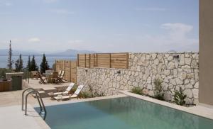 Bazén v ubytování Endogeios Luxury Villas nebo v jeho okolí