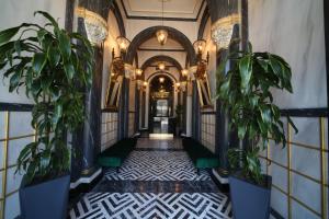 un pasillo de un edificio con macetas en Nordstern Hotel Galata, en Estambul