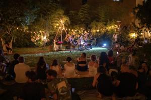 拿坡里的住宿－HOPESTEL Secret Garden Napoli，一群人晚上看一场演出