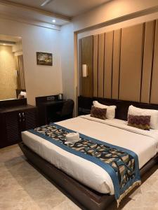 ein Schlafzimmer mit einem großen Bett in einem Zimmer in der Unterkunft HOTEL JODHA THE GREAT in Agra