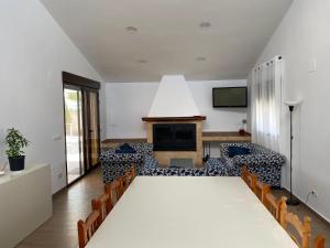 Habitación grande con mesa grande y sillas. en Casa Rural El Pino en Albacete