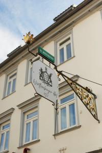 un letrero de la calle frente a un edificio en Hotel Württemberger Hof, en Öhringen