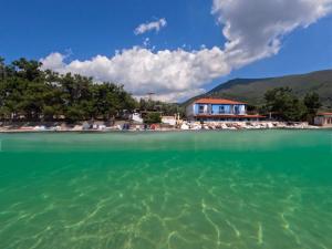 a view of the water in front of a resort at Studios Plaka in Skala Kallirachis