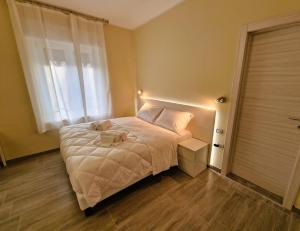 um quarto com uma cama com uma luz sobre ela em La Corte del Maggiore em Parma