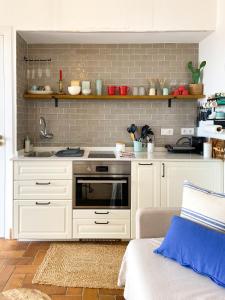 a kitchen with white cabinets and a stove at Estudio vistas al mar y a 5 minutos playa Estartit in L'Estartit +20 photos