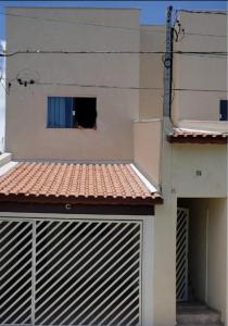 a building with a gate and a window at Apartamento Aparecida do norte in Aparecida