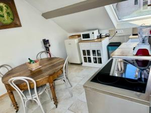 cocina con mesa de madera y encimera en Le Relais des Ducs : centre historique Dijon en Dijon