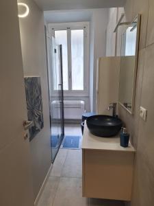 baño con lavabo negro en la encimera en La Perla del Porto Antico, en Génova