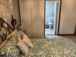 Postel nebo postele na pokoji v ubytování Cosy Barn Conversion Bedroom & En Suite