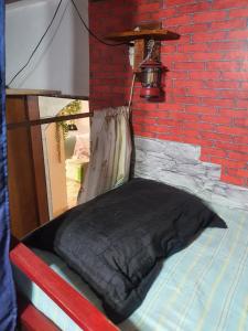 HOSTEL em Itaipuaçu próximo a praia e terminal da rua 01客房内的一张或多张床位