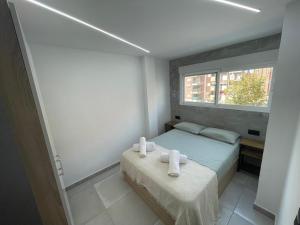 Łóżko lub łóżka w pokoju w obiekcie Benidorm JL 1 y 2