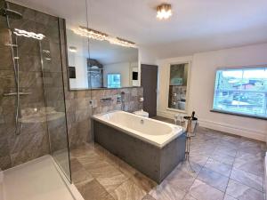 Ένα μπάνιο στο Lux 2 Bed Apartment, 2 Parking spaces, 1 minute to Metrolink