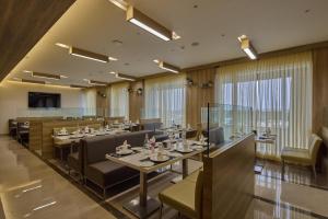 Posezení v ubytování Grand Continent Hosur A Sarovar Portico Affiliate Hotel