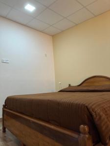 um quarto com uma cama num quarto em Ambulugala Home Stay em Gampola