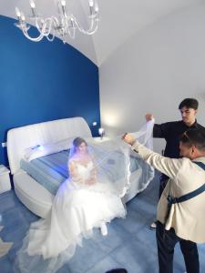 - une mariée et un marié dans une chambre avec un lit dans l'établissement B&B SOGNANDO VIETRI, à Aversa