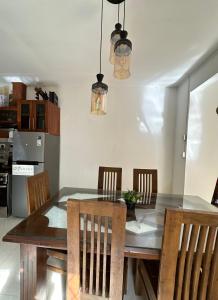 uma sala de jantar com mesa e cadeiras em Ambulugala Home Stay em Gampola