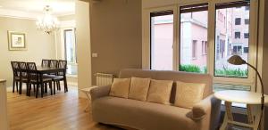 uma sala de estar com um sofá e uma mesa em Apartamento Avenida de San Pedro em Llanes