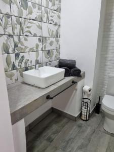 un baño con lavabo e inodoro en Middelburg Country Club, en Middelburg