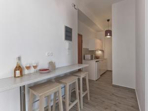 Kuchyňa alebo kuchynka v ubytovaní Beautiful Athenian apartment with terrace + 8 fotografií
