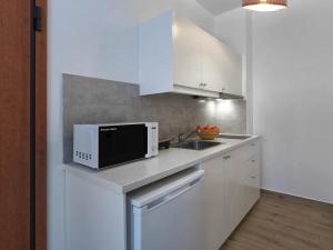 Kuchyňa alebo kuchynka v ubytovaní Beautiful Athenian apartment with terrace