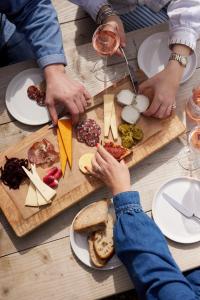 un grupo de personas comiendo comida en una mesa en Vine Cottage, en Shepton Mallet