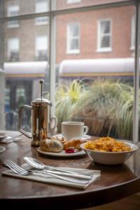 stół z talerzem jedzenia i filiżanką kawy w obiekcie Albany House w Dublinie