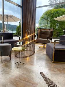 A seating area at Tennis & Yacht Hotel Velden