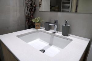 um lavatório branco na casa de banho com um espelho em Belgrade Waterfront Comfortable Apartment em Belgrado