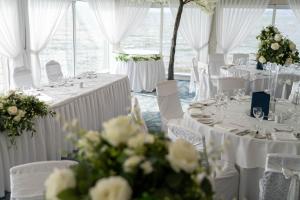 Restoran ili drugo mesto za obedovanje u objektu Redcastle Hotel