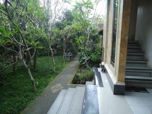 Ein Garten an der Unterkunft Kenari House