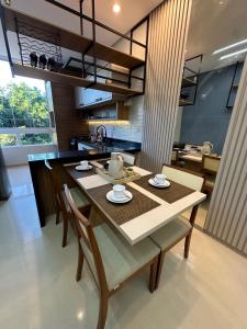 uma sala de jantar com uma mesa e cadeiras numa cozinha em Flat Alter do chão - Ilha bela Residence em Alter do Chão