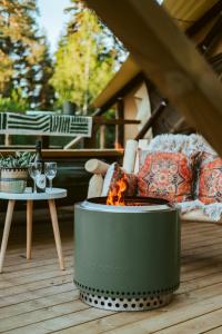 - un foyer extérieur sur une terrasse avec un canapé et une table dans l'établissement The Mangevie, à Furudal