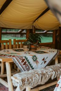 een tafel in een tent met een plant erop bij The Mangevie in Furudal