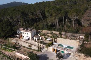 eine Luftansicht eines Hauses mit Pool in der Unterkunft Eco Finca Can Alegria with Pool in Llucmajor