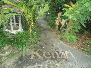 Ein Garten an der Unterkunft Kenari House