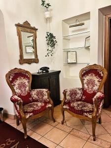 2 sillas sentadas en una habitación con espejo en Youth Hostel Bledec, en Bled