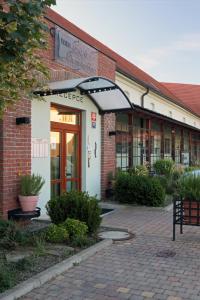 un bâtiment en briques avec un panneau indiquant le théâtre dans l'établissement Hotel Chvalská Tvrz, à Prague