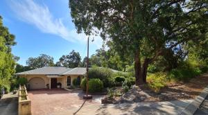 una casa con un árbol delante de ella en Tree Lights Stay - Relaxing, Private Guest Suite en Perth