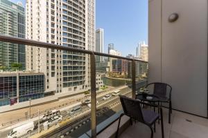 Parveke tai terassi majoituspaikassa Your gateway in Sparkle Tower JBR by Suiteable