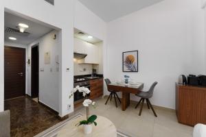 Majoituspaikan Your gateway in Sparkle Tower JBR by Suiteable keittiö tai keittotila