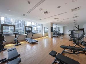 Majoituspaikan Your gateway in Sparkle Tower JBR by Suiteable kuntosali tai liikuntatilat
