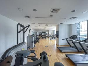 Majoituspaikan Your gateway in Sparkle Tower JBR by Suiteable kuntosali tai liikuntatilat