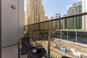 Parveke tai terassi majoituspaikassa Your gateway in Sparkle Tower JBR by Suiteable