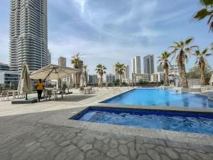 Majoituspaikassa Your gateway in Sparkle Tower JBR by Suiteable tai sen lähellä sijaitseva uima-allas