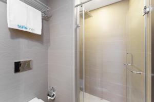 Kylpyhuone majoituspaikassa Your gateway in Sparkle Tower JBR by Suiteable