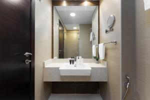 Kylpyhuone majoituspaikassa Your gateway in Sparkle Tower JBR by Suiteable