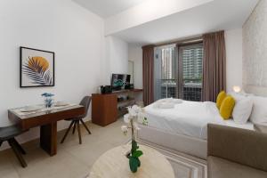 เตียงในห้องที่ Your gateway in Sparkle Tower JBR by Suiteable +18 ภาพ