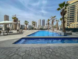 สระว่ายน้ำที่อยู่ใกล้ ๆ หรือใน Your gateway in Sparkle Tower JBR by Suiteable