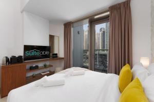 Vuode tai vuoteita majoituspaikassa Your gateway in Sparkle Tower JBR by Suiteable