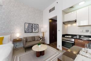 ครัวหรือมุมครัวของ Your gateway in Sparkle Tower JBR by Suiteable